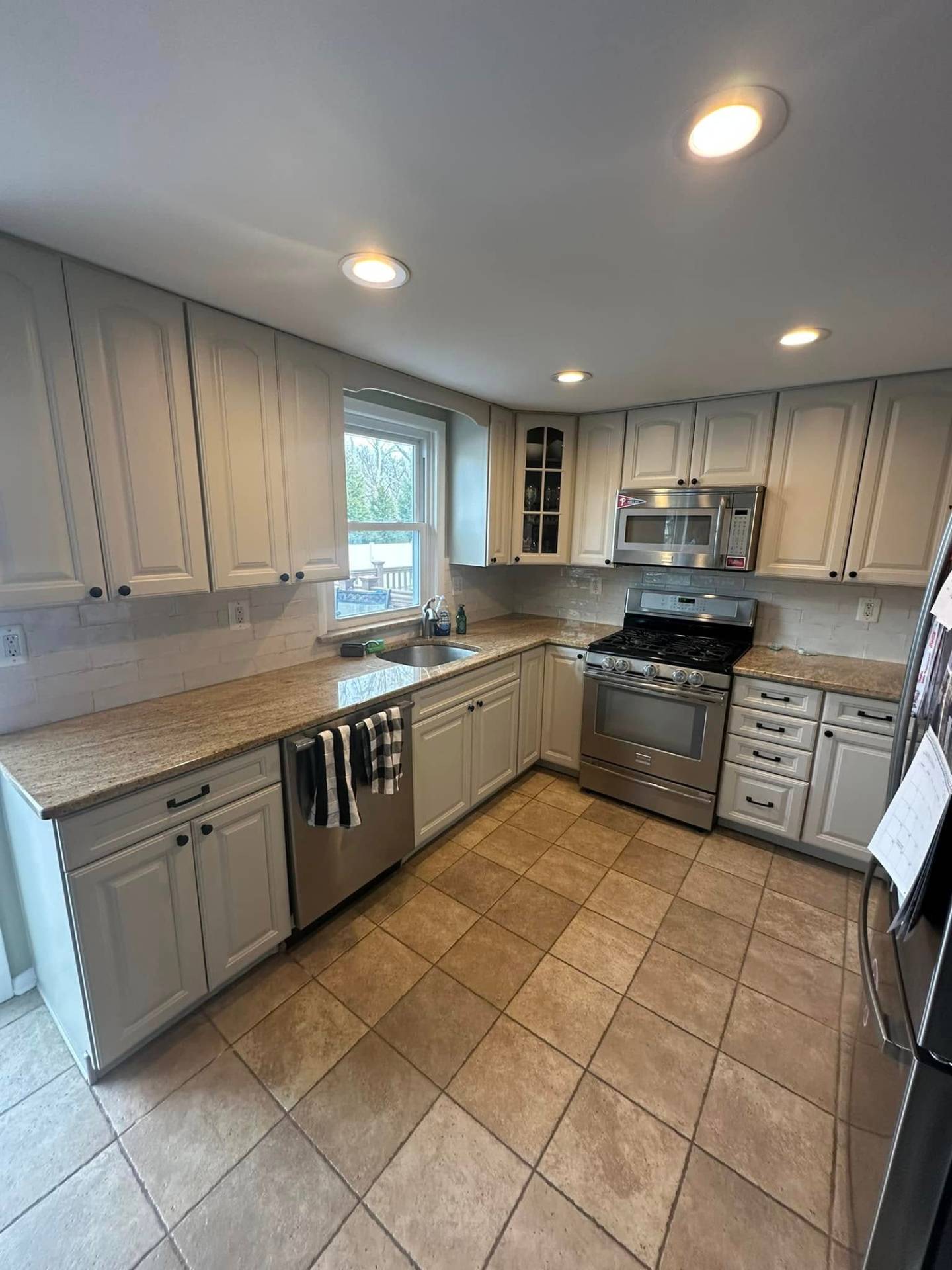 Kitchen with stone backsplash