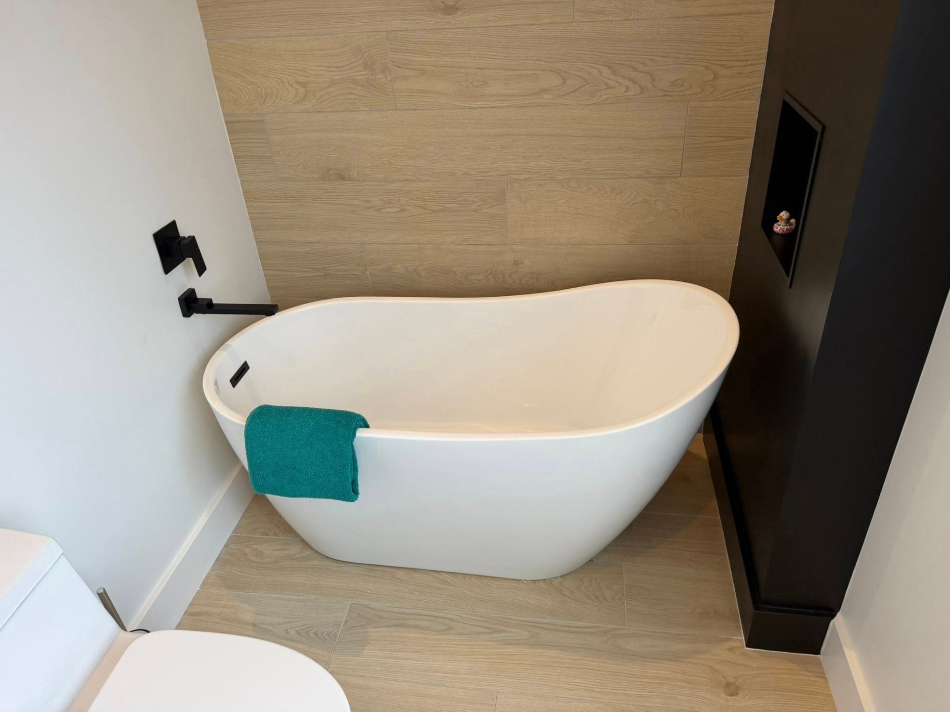 Wood-look freestanding tub alcove