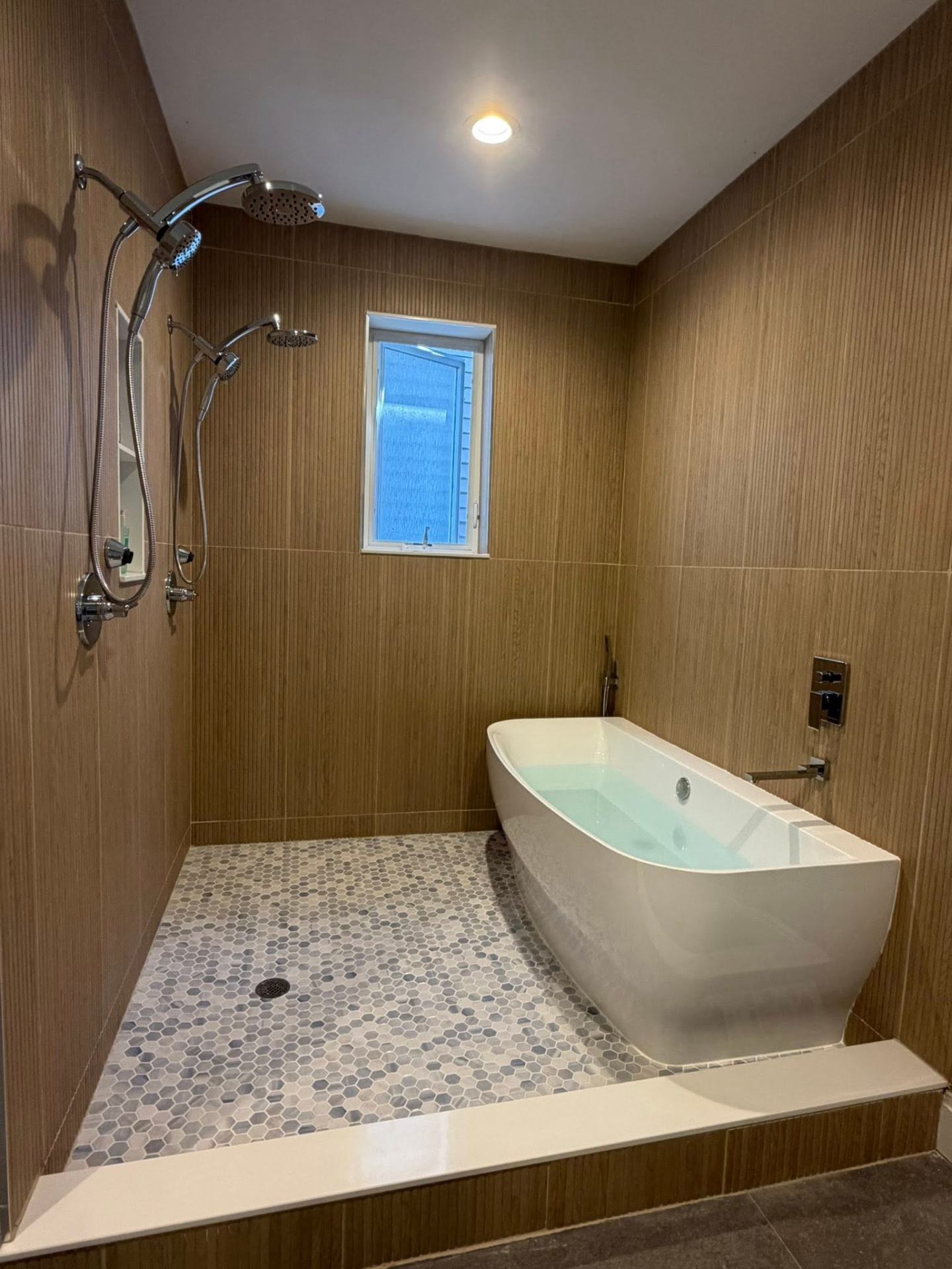 Wood-look wetroom with soaking tub